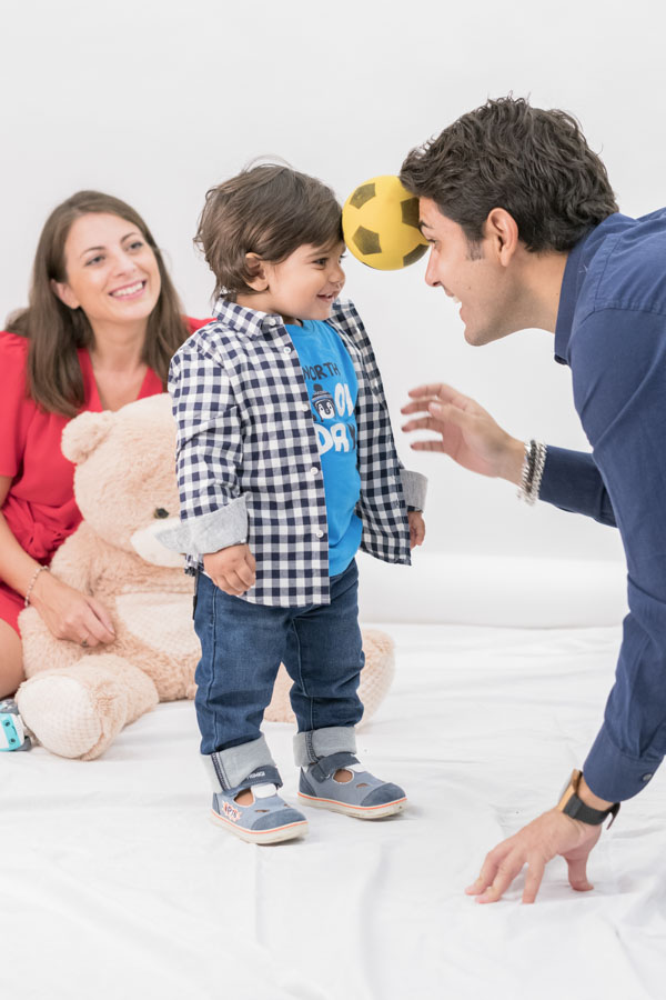 Foto di famiglia simpatica con bimbo e papà