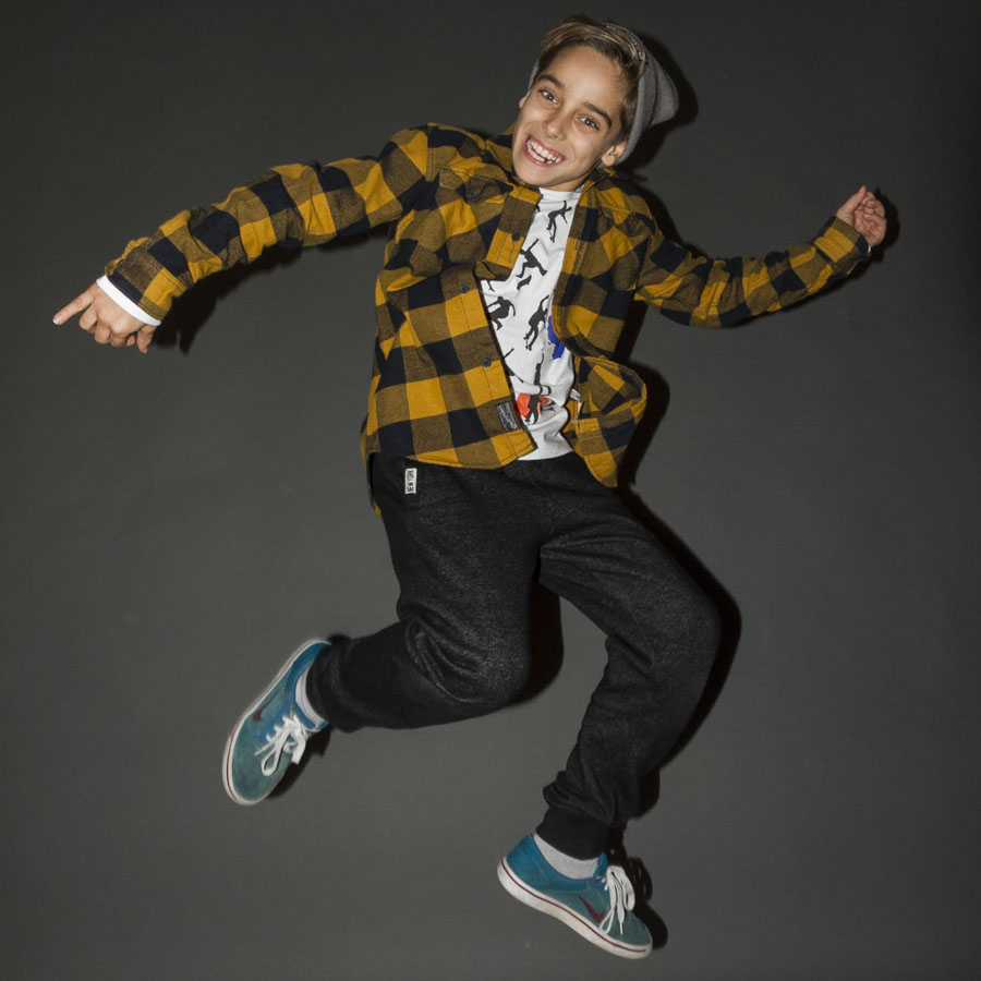 Salto di un ragazzino nella sala posa de il FotoStudio