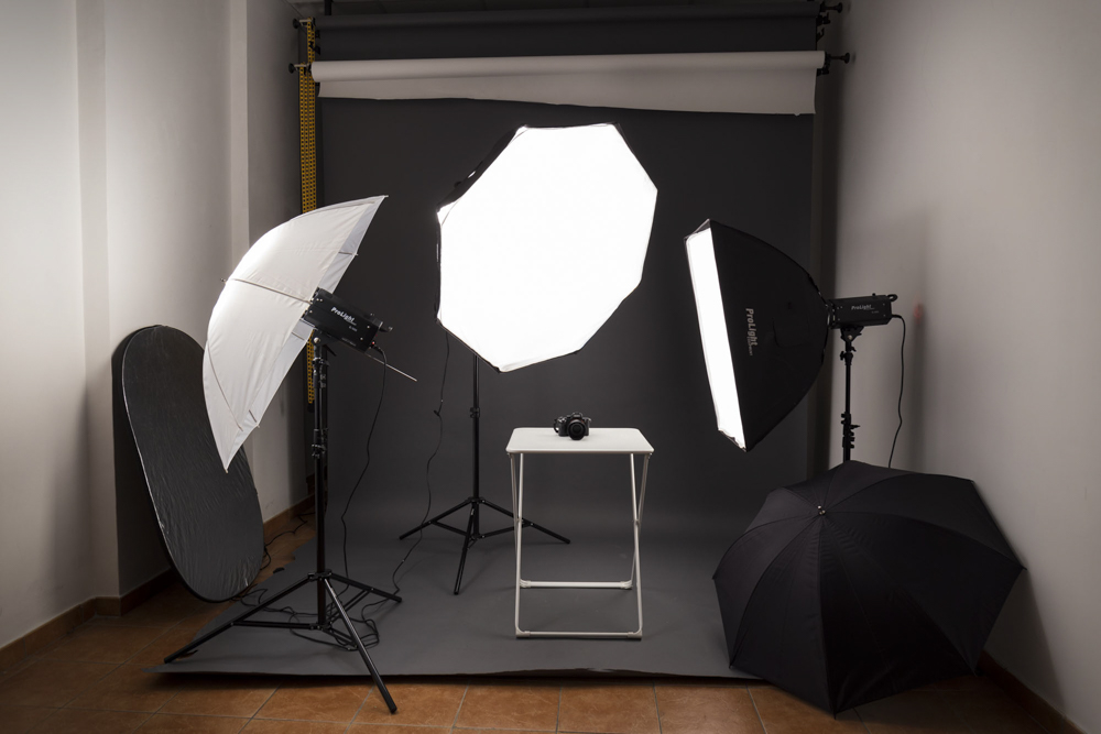 Vista dell'attrezzatura e della sala posa de il FotoStudio a Roma Montesacro